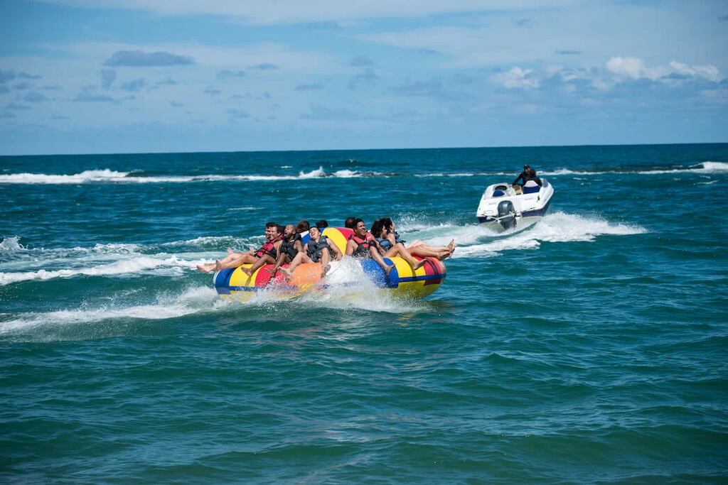 pessoas aproveitando praia em Maceió