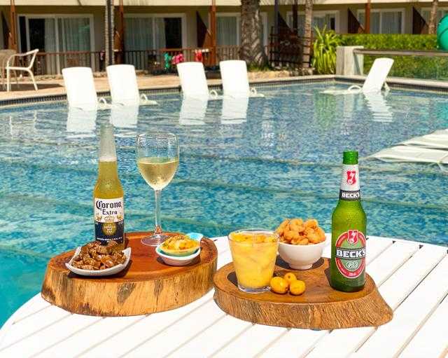 :Imagem mostrando a diversidade de petiscos e bebidas oferecidos no all inclusive do Salinas Maceió, para agradar todos os gostos..