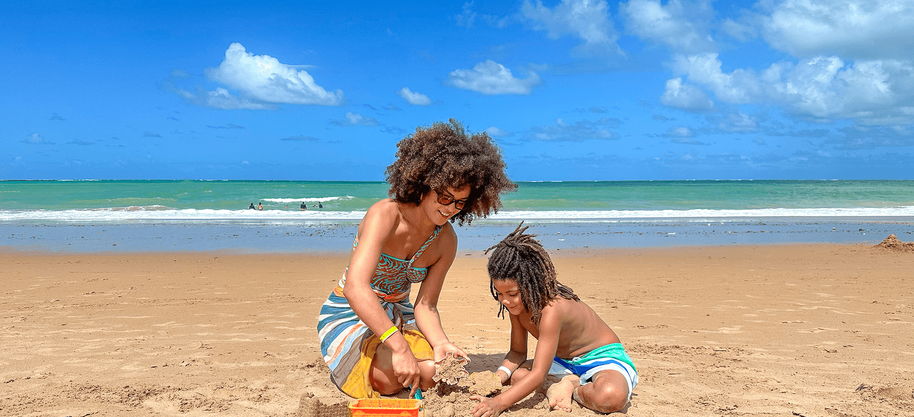 Foto de um casal com uma criança