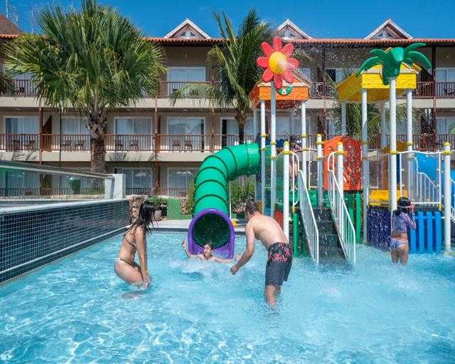 Imagem mostrando crianças se divertindo na piscina Kids do Salinas Maceió.