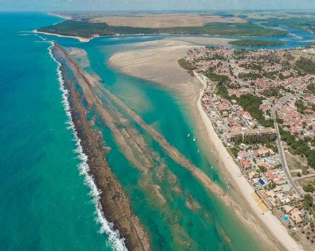  Imagem aérea mostrando as belezas da Barra de São Miguel, com a faixa da Costa dos Corais.