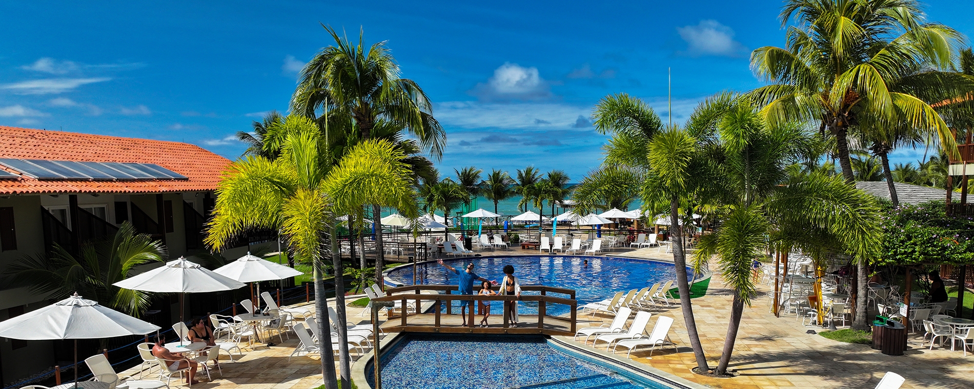black friday salinas maceio Família feliz se diverte tomando banho de piscina, na piscina infantil do Salinas Maceió All Inclusive Resort.