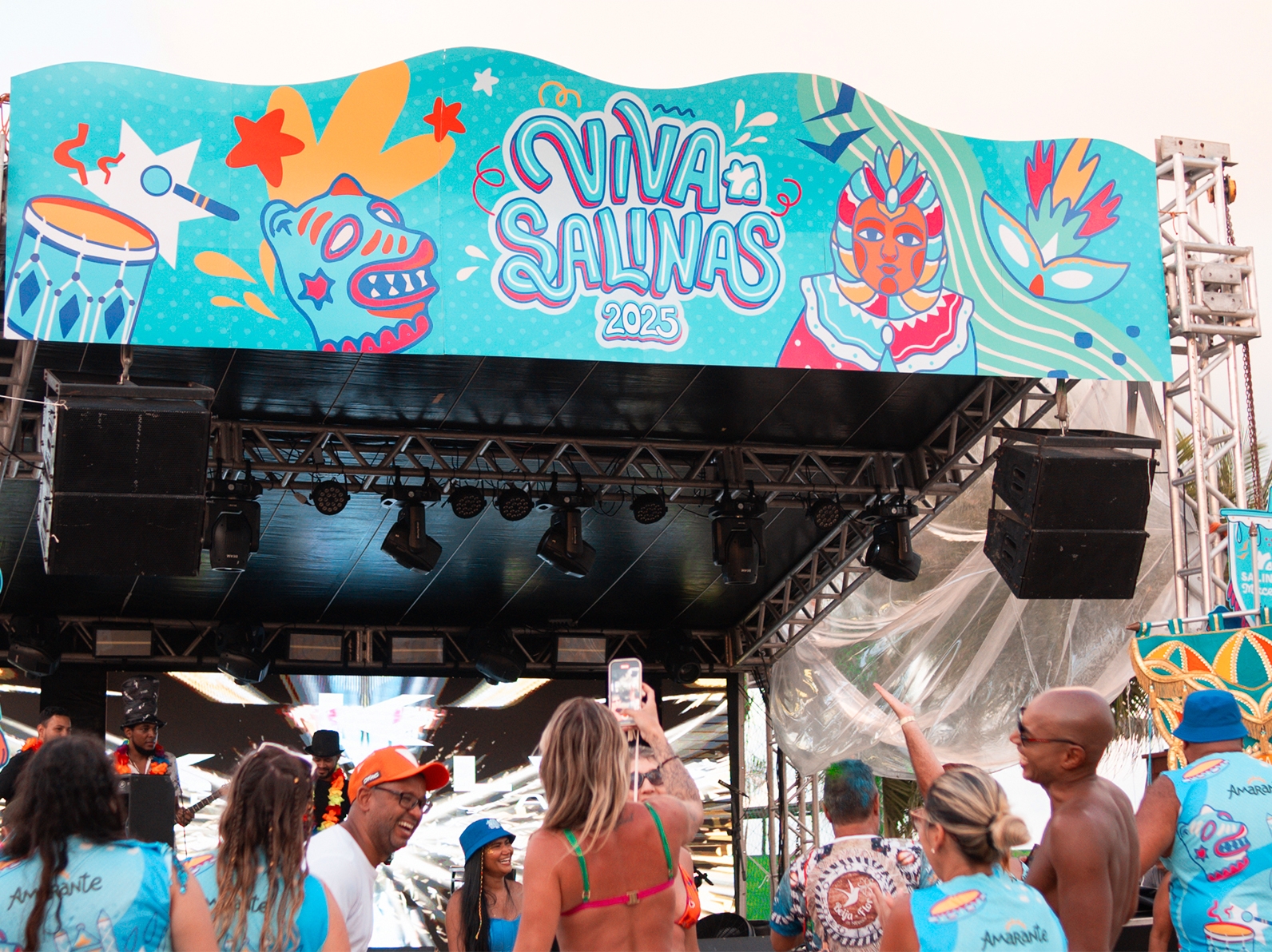 Público curtem o carnaval Salinas Maceió com abadá do bloco em frente ao palco.