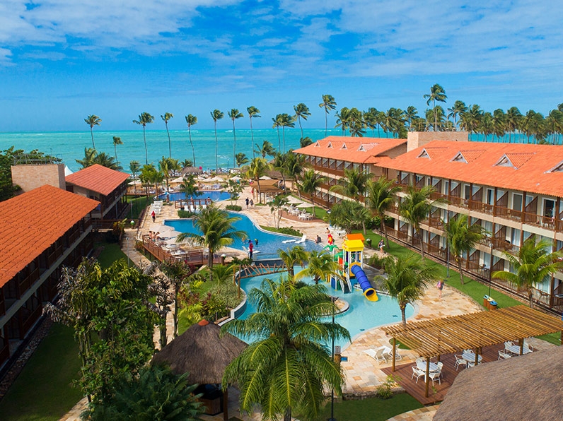 Vista aérea da estrutura do resort All Inclusive Salinas Maceió, com piscinas, acomodações e à beira-mar.