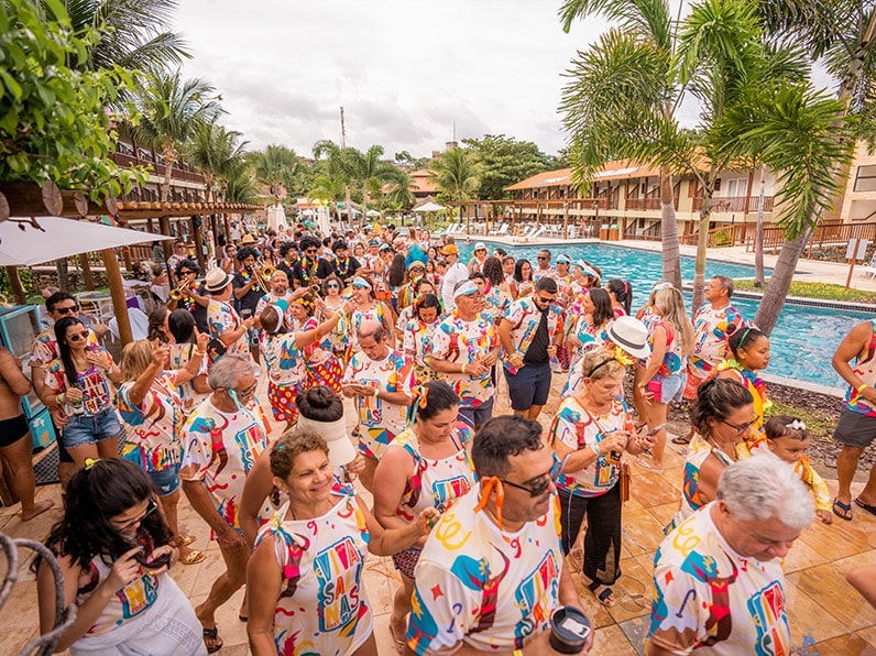 Pessoas brincando carnaval no Salinas Maceió.