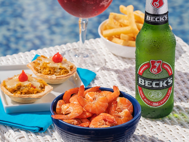 Bebidas e petiscos à beira da piscina do Salinas Maceió All Inclusive Resort.