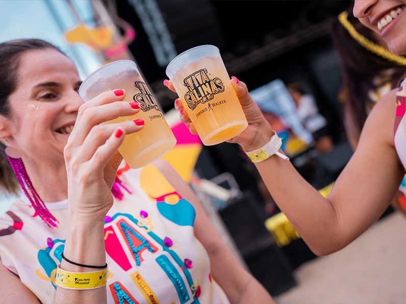 Mulheres brindando o carnaval Salinas Maceió com cerveja