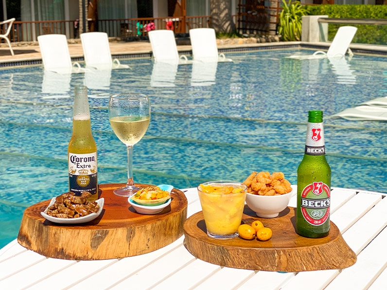 Drinks, cervejas e petiscos à beira da piscina do Salinas Maceió All Inclusive Resort.