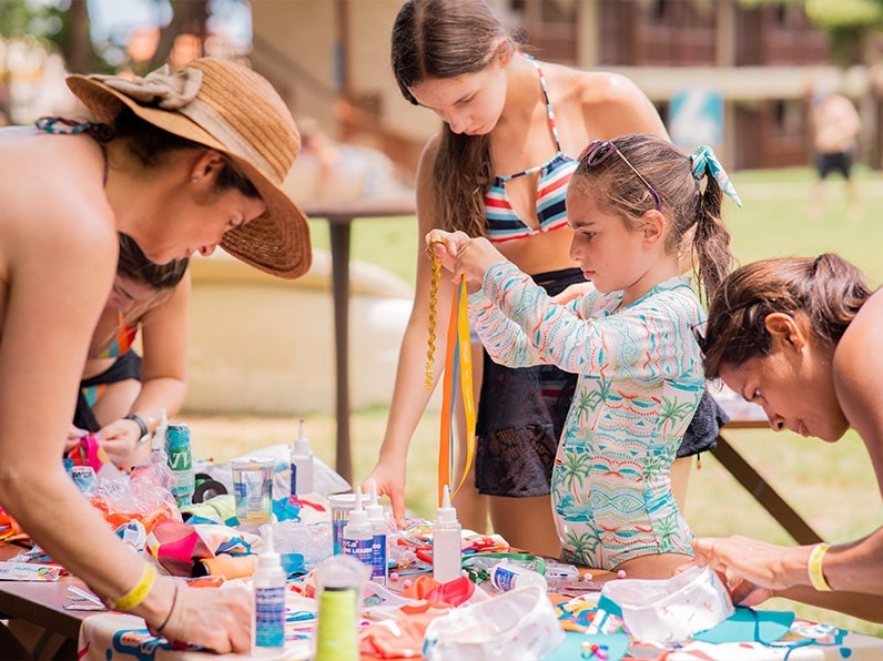 Crianças fazem pintura durante Carnaval Salinas Maceió.