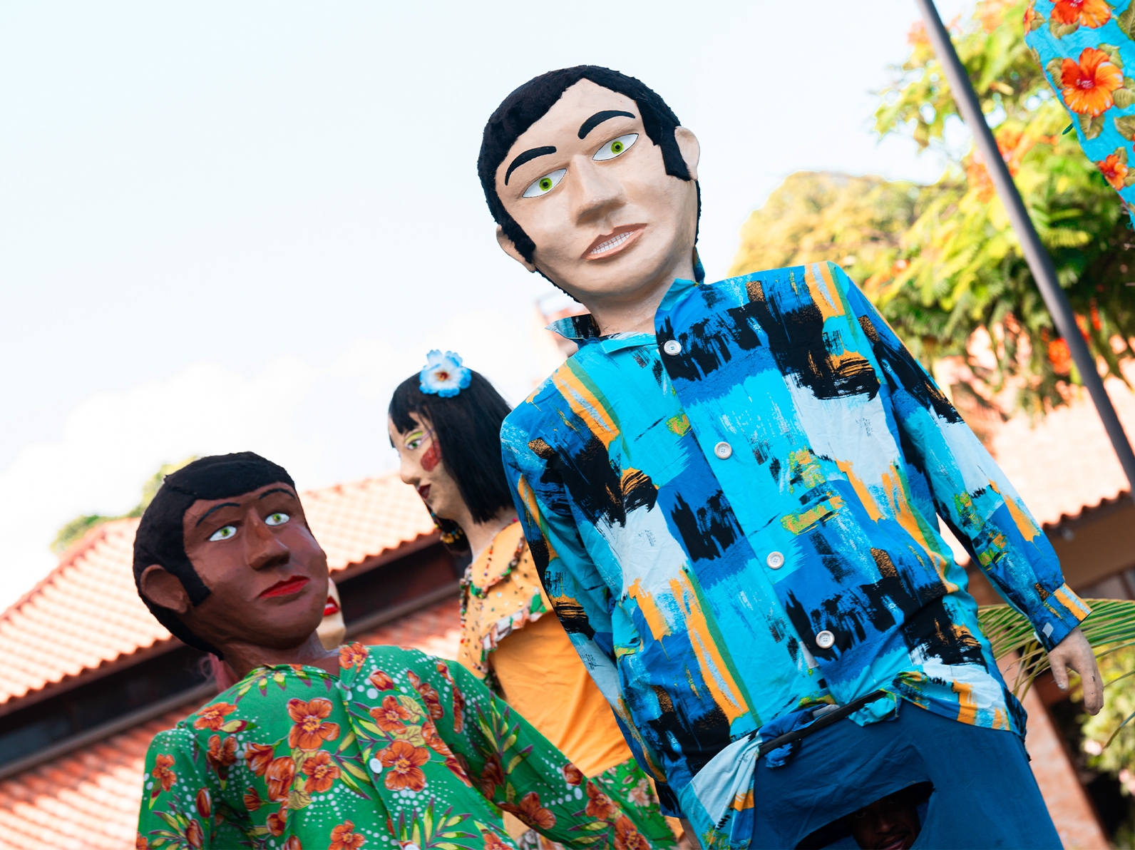 Bonecos gigantes de Olinda presente no Carnaval Salinas Maceió, estão no bloco que está circulando pelo resort.