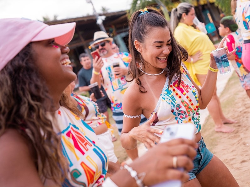 Mulheres vestidas com abadá do bloco Viva Salinas brincam carnaval All Inclusive em Maceió.
