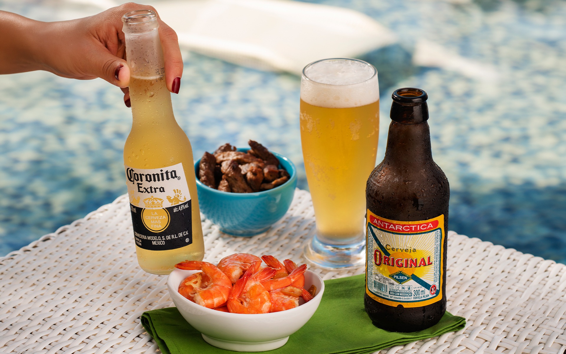 Petiscos com camarão e bebidas geladas servidos à beira da piscina no Salinas Maceió.