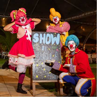 Personagens do Show de Mágica no Salinas Maceió. Há uma placa de diz sinalizando o Show de mágica e o horário as 20h.