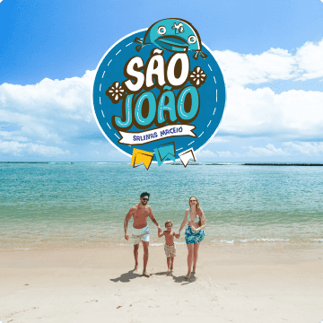 Família caminha sob areia branca à beira-mar da praia de Ipioca, em Maceió.