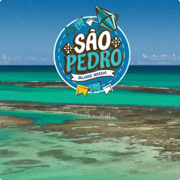 Barcos de passeio sob as águas azul turquesa das piscinas naturais de Maceió