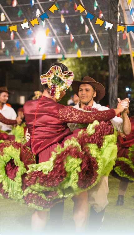Dançarinos de quadrilha se apresentando nas festas juninas do Salinas Maceió.