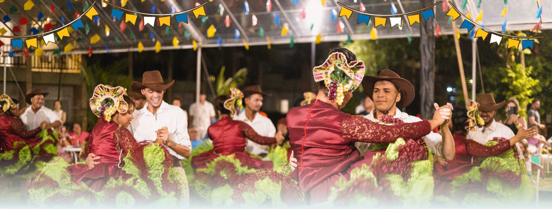 Dançarinos de quadrilha se apresentando nas festas juninas do Salinas Maceió.
