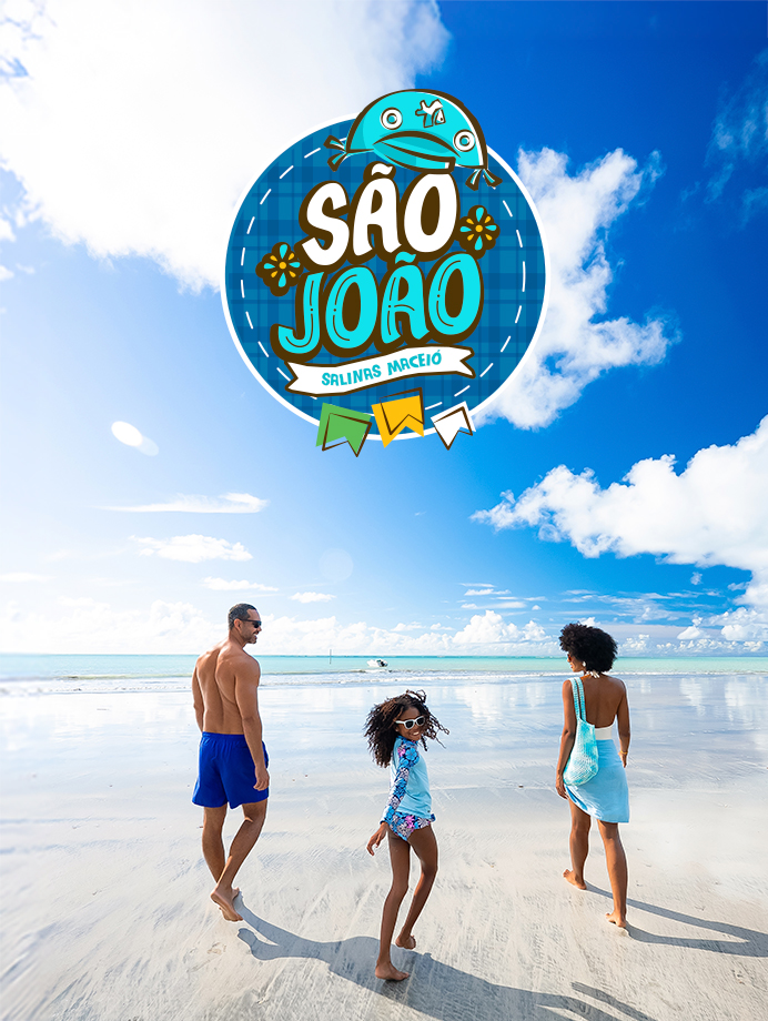 Família caminha sob areia branca à beira-mar da praia de Ipioca, em Maceió.