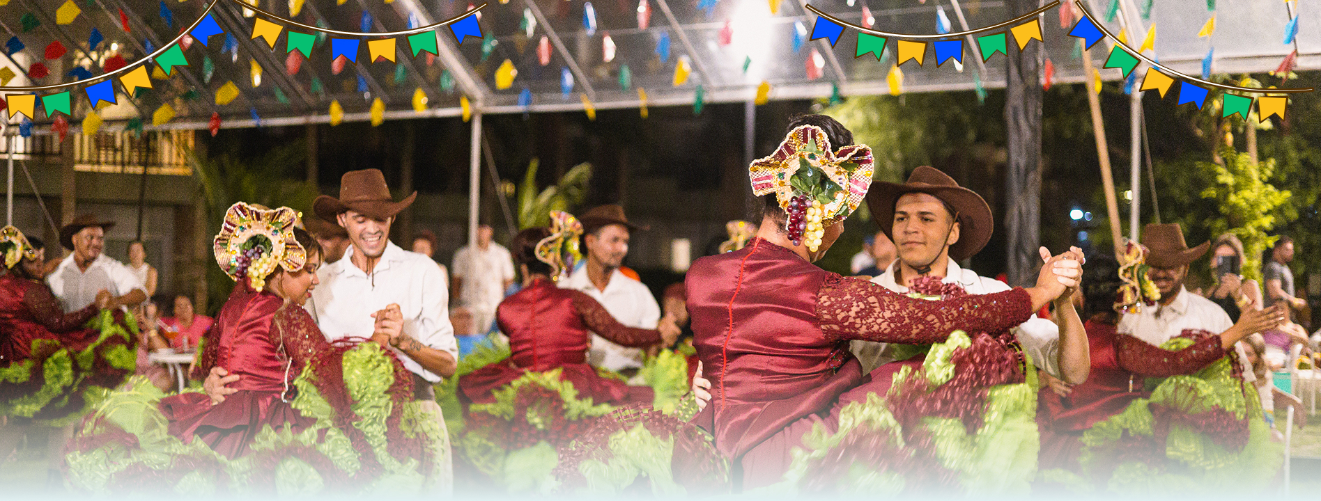 Dançarinos de quadrilha se apresentando nas festas juninas do Salinas Maceió.