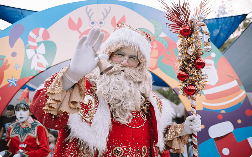 Papai Noel em frente a arco de natal no Salinas Maceió.
