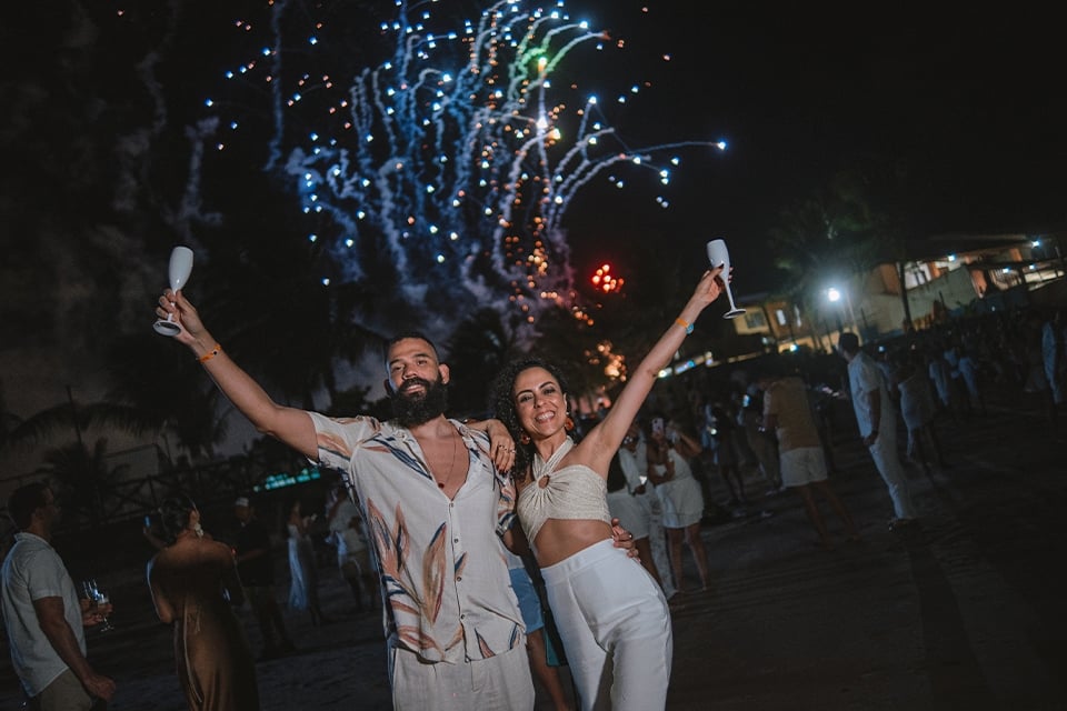 Casal feliz se abraçando durante queima de fogos na festa de Réveillon no Salinas Maceió.