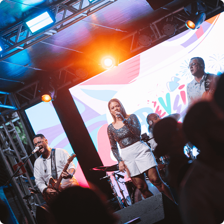 Banda se apresentando no palco durante a festa de Réveillon do resort Salinas.