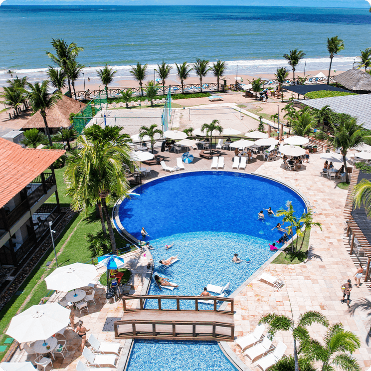 Vista aérea do Salinas Maceió All Inclusive Resort, mostrando
a área das piscinas, algumas acomodações e a vista pra o mar.