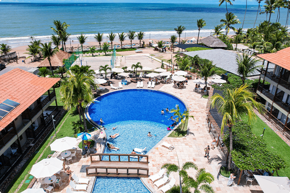 Vista aérea do Salinas Maceió All Inclusive Resort, mostrando
a área das piscinas, algumas acomodações e a vista pra o mar.