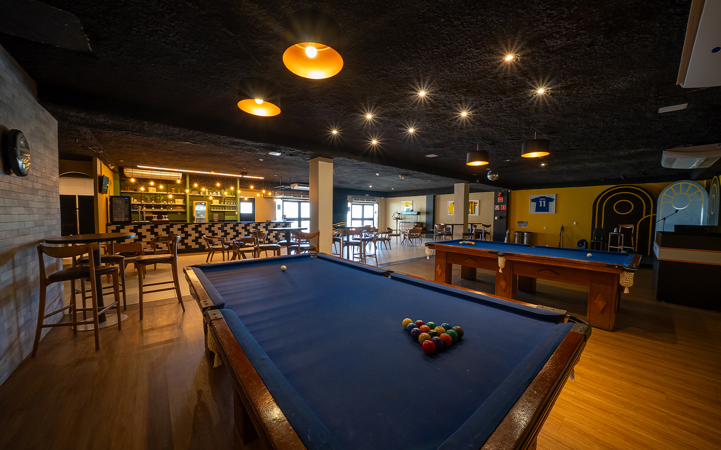 Boteco Bohemia, o ponto de encontro da torcida Interior do Boteco Bohemia no Salinas Maceió com mesas de madeira, decoração rústica e bar de chopp.