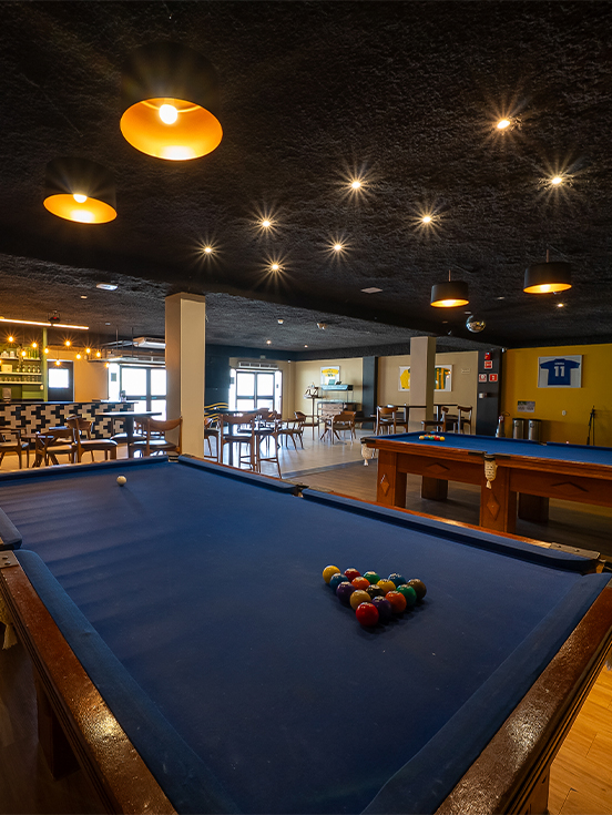 Boteco Bohemia, o ponto de encontro da torcida Interior do Boteco Bohemia no Salinas Maceió com mesas de madeira, decoração rústica e bar de chopp.