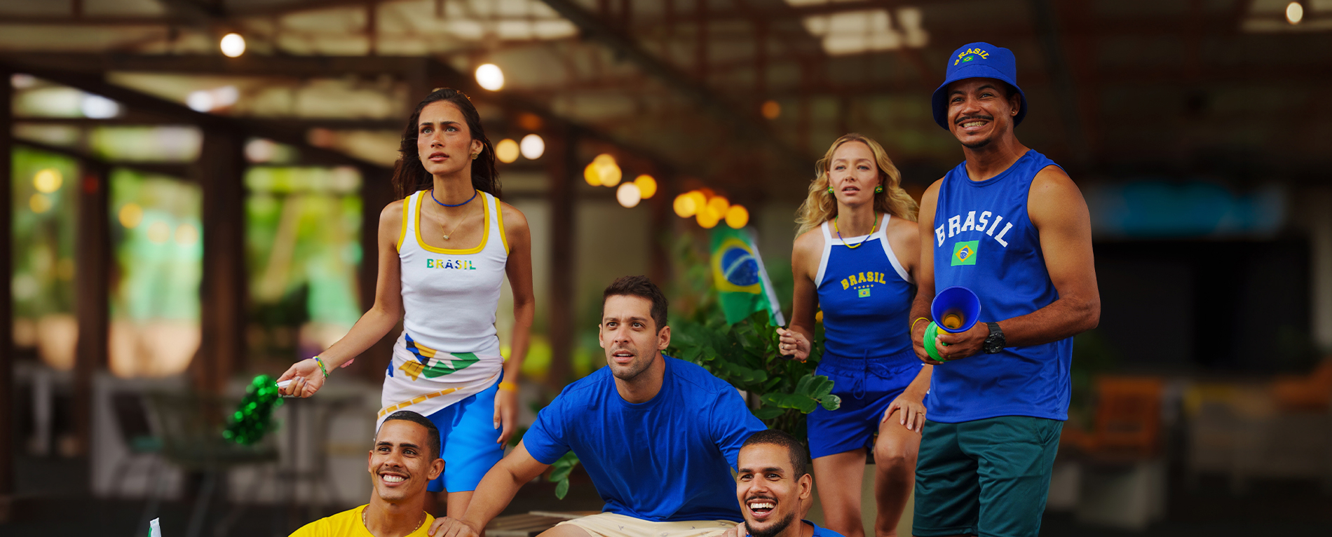 Família unida pra torcer pro Brasil Grupo de amigos torcedores usando camisas do Brasil, sendo amarela, azul ou branca, segurando bandeiras e vuvuzela em clima de jogo no Salinas Maceió.