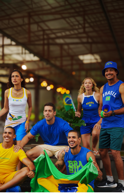 Família unida pra torcer pro Brasil Grupo de amigos torcedores usando camisas do Brasil, sendo amarela, azul ou branca, segurando bandeiras e vuvuzela em clima de jogo no Salinas Maceió.