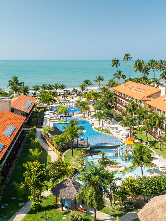 Vista aérea do Salinas Maceió Resort All Inclusive com piscinas, coqueiros e estrutura completa.