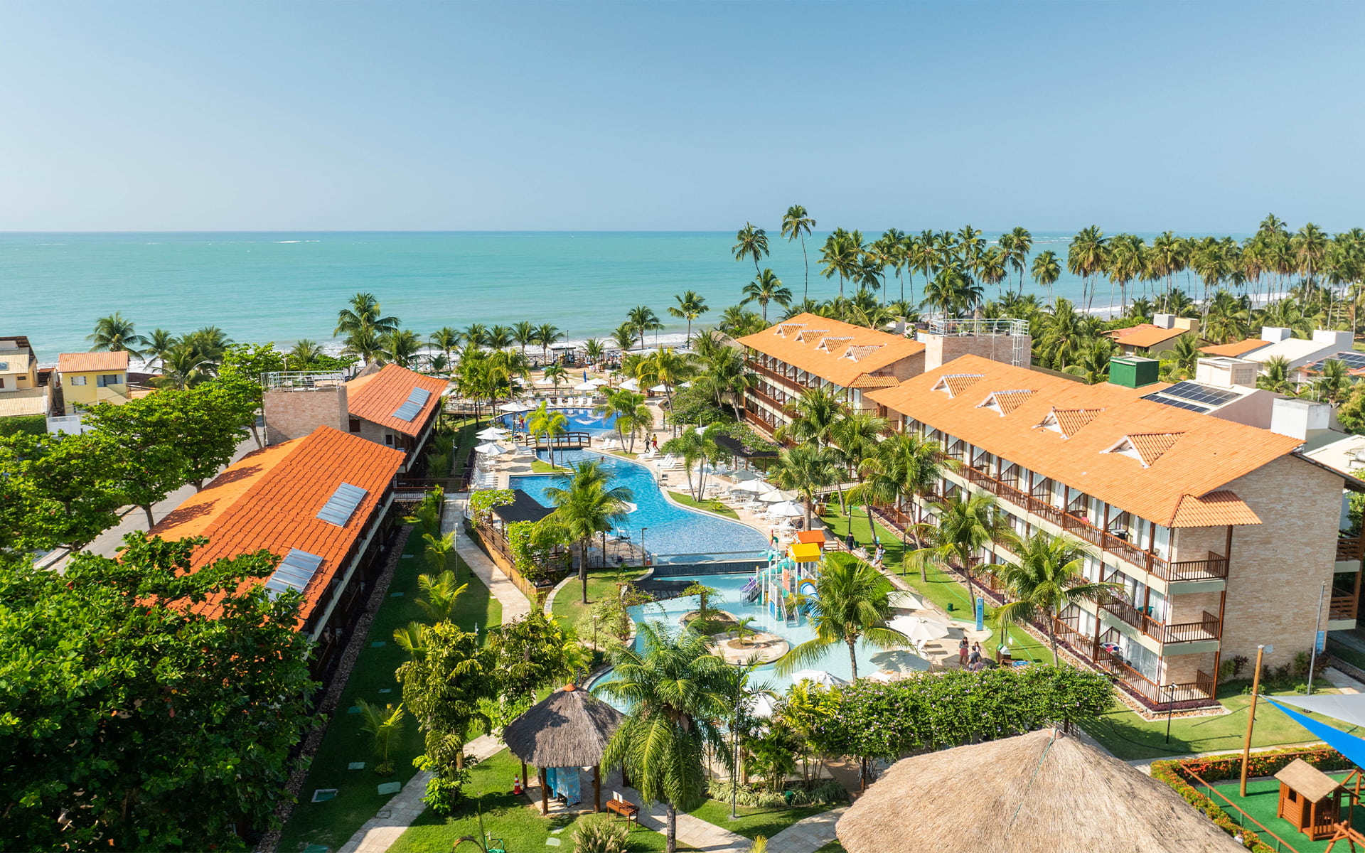 Vista aérea do Salinas Maceió Resort All Inclusive com piscinas, coqueiros e estrutura completa.