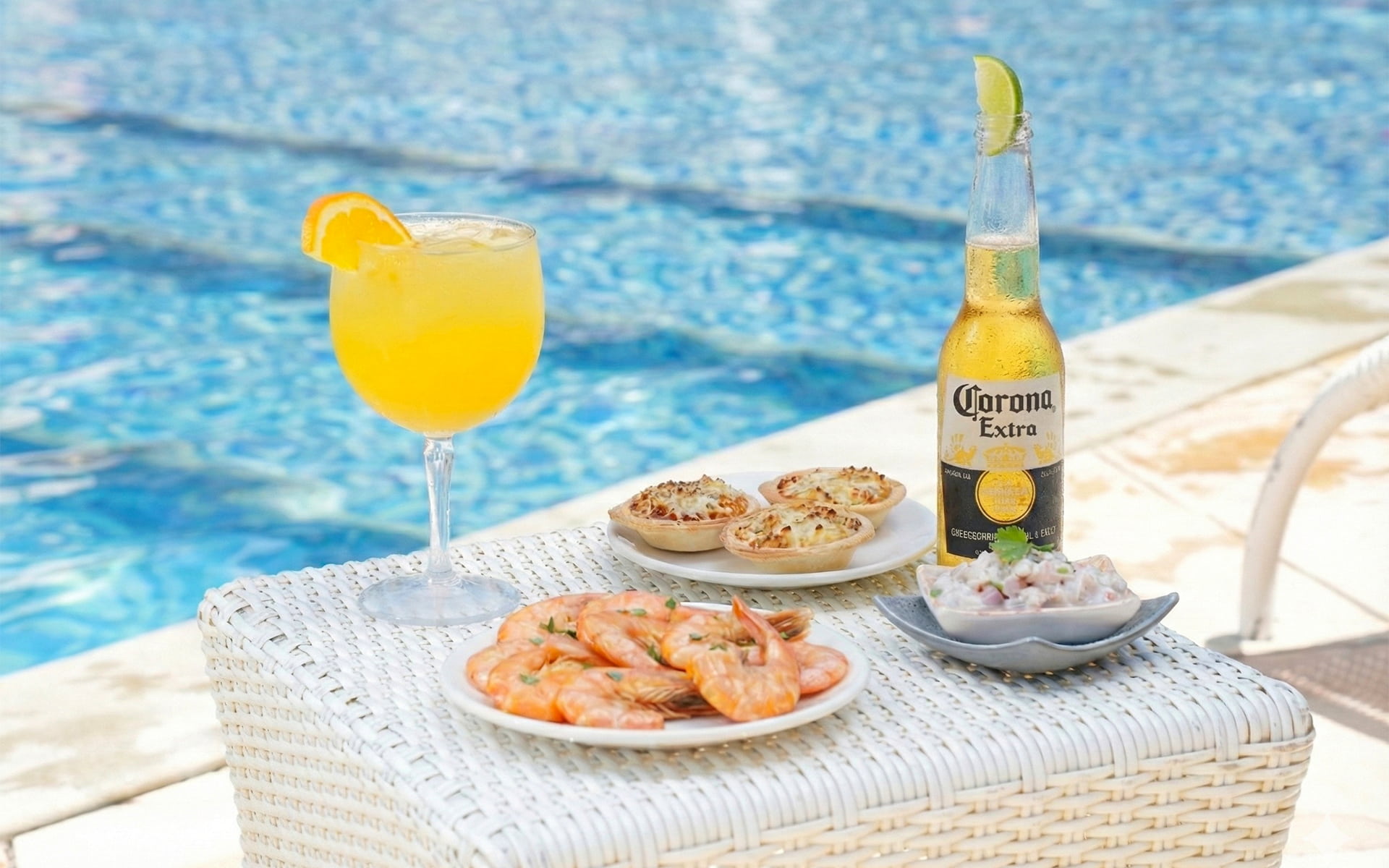 Drinks amarelo refrescantes, uma long neck da Corona e petiscos servidos na piscina do Salinas Maceió.