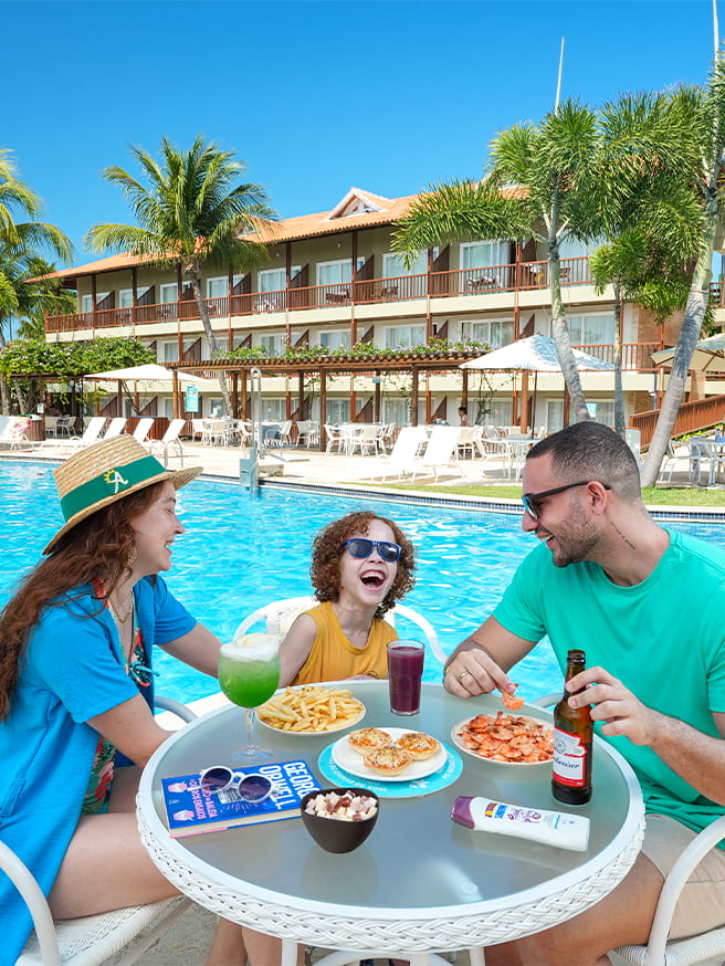 Família aproveitando os petiscos  camarão, batata frita, empada com cerveja, drink e suco na beira da piscina do Salinas Maceió.