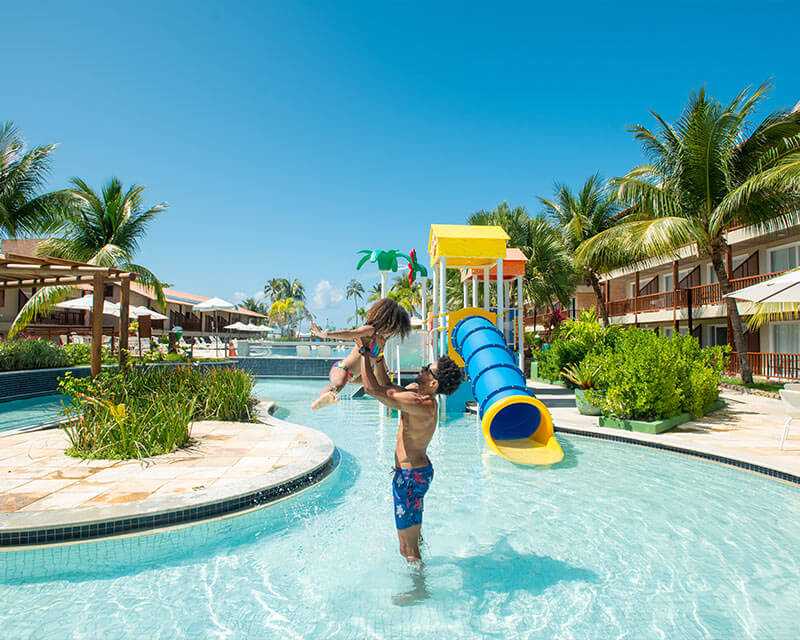 Pai e filha se divertindo na piscina infantil do resort Salinas Maceió.