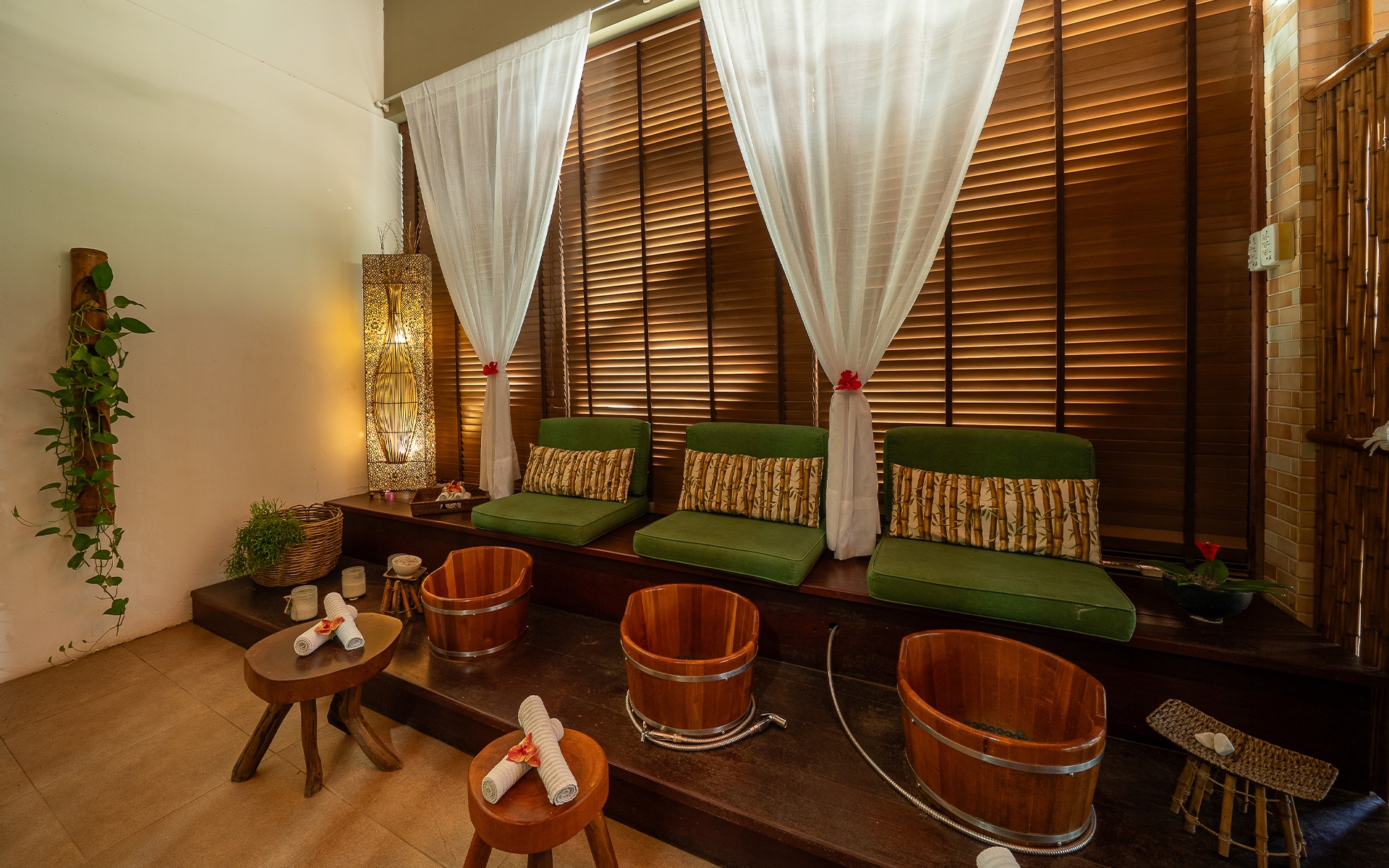 spa-salinas-maceio Área do SPA no Salinas Maceió. Ambiente aconchegante decorado com madeira e tons claros. Há um banco pra três pessoas fazerem massagem nos pés.