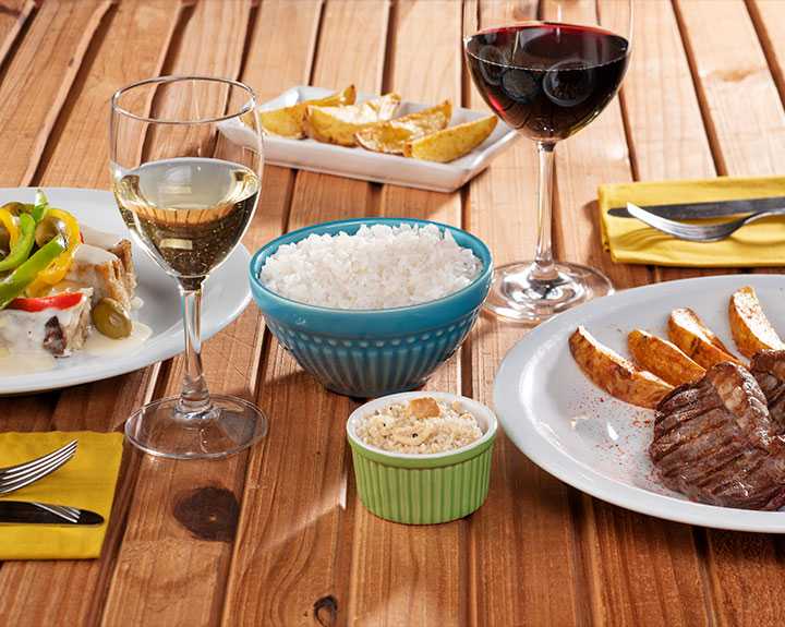 Imagem mostrando variedade de alimentos e bebidas oferecidos no Salinas Maragogi Resort All Inclusive.