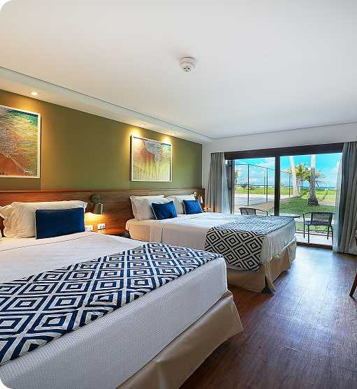 Casal e filho em Ponta de Mangue, o mar está com maré baixa e cristalino, ao fundo os arrecifes de corais.