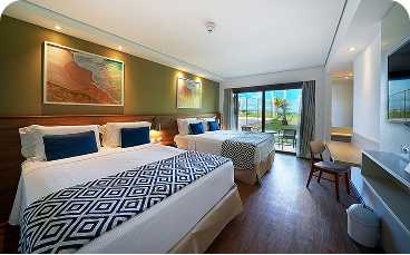 Casal e filho em Ponta de Mangue, o mar está com maré baixa e cristalino, ao fundo os arrecifes de corais.