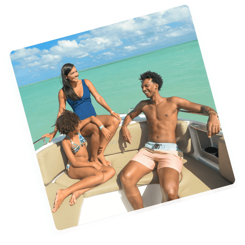 família em passeio de barco no mar de Alagoas Família aproveitando um passeio de barco no mar de Alagoas.