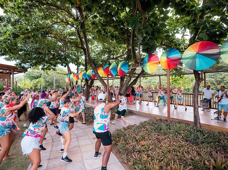 Orquestra do Carnaval Salinas Maragogi e foliões de todas as idades fazem a festa.