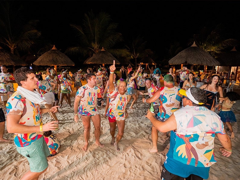 Pessoas foliam no bloco Viva Salinas nas áreas de lazer do resort.