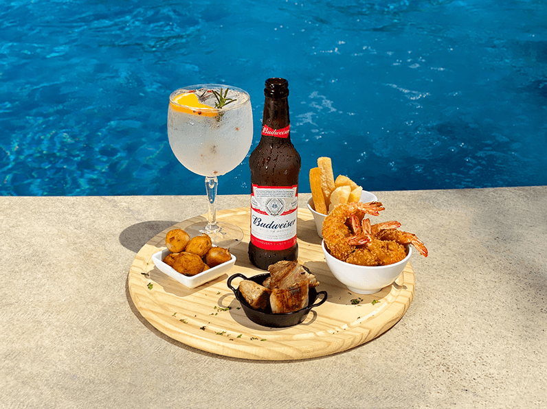 Drinks, cervejas e petiscos à beira da piscina do Salinas Maragogi All Inclusive Resort.