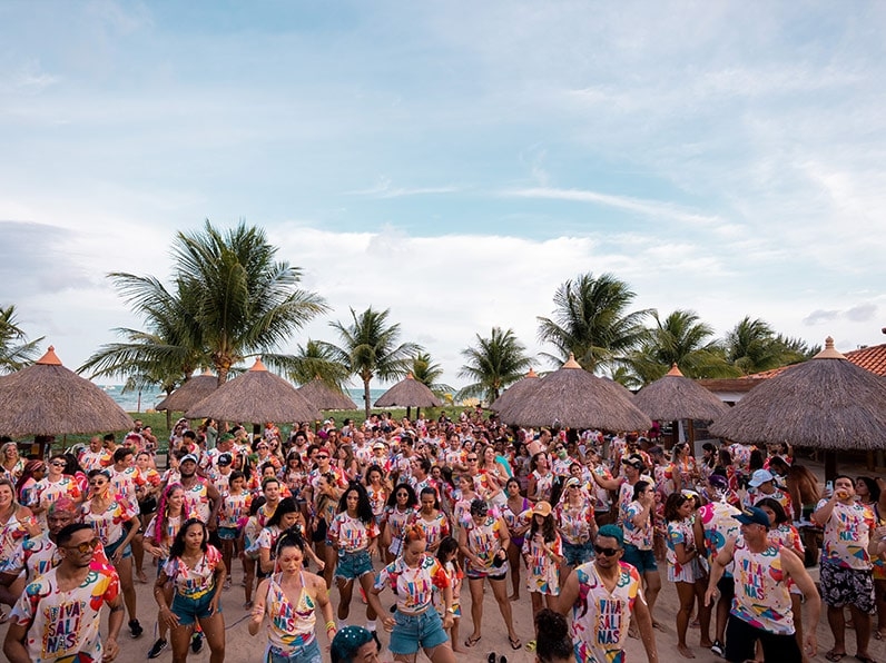 Pessoas brincando carnaval no Salinas Maragogi.