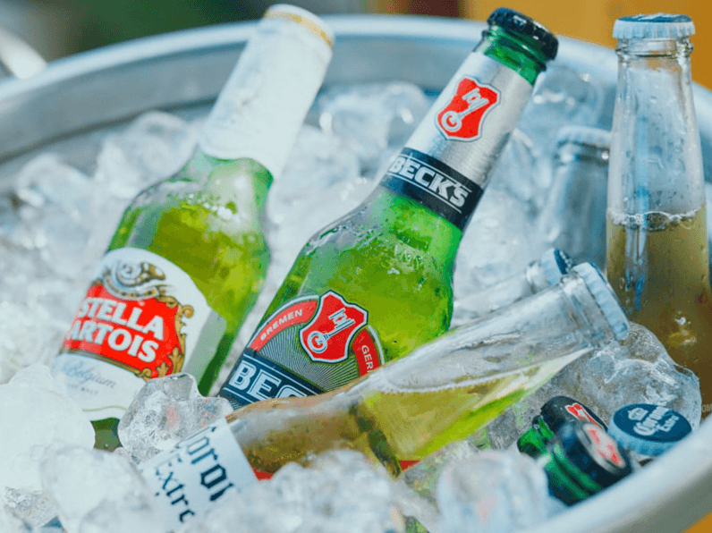 Cervejas no balde com gelo