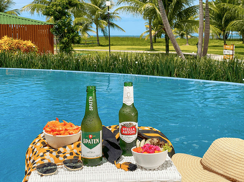 Cervejas e petiscos à beira da piscina do Salinas Maragogi All Inclusive Resort.