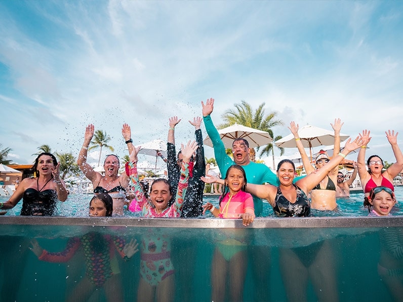 Família tomando banho de piscina no resort All Inclusive Salinas Maragogi.
