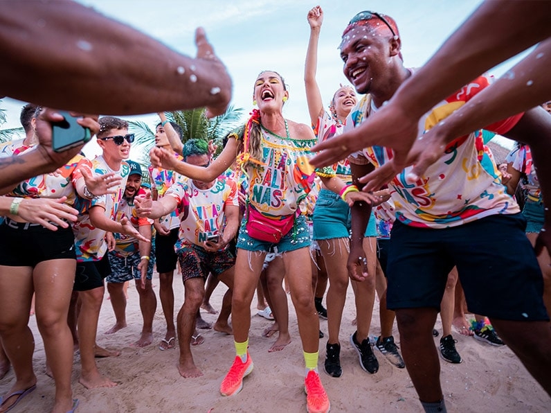 Pessoas brincam carnaval no Bloco Viva Salinas no resort All Inclusive em Maragogi